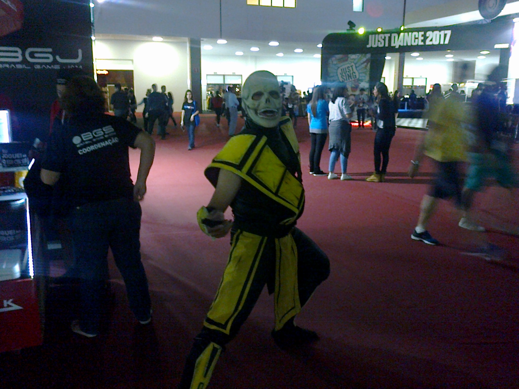 Cosplayer vestido como Scorpion, personagem de Mortal Kombat. giugiugig